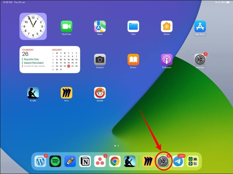 iPadのホーム画面で設定アプリを強調表示している画像