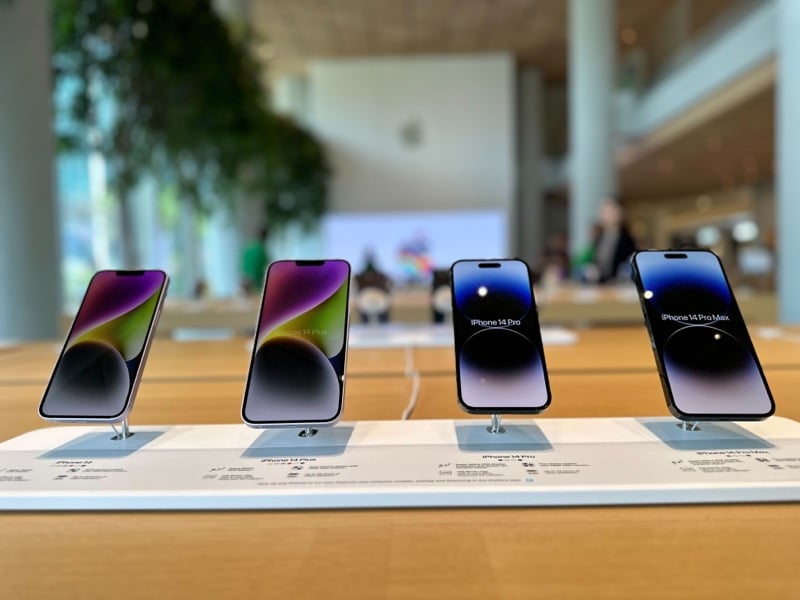 iphones on display at apple bkc