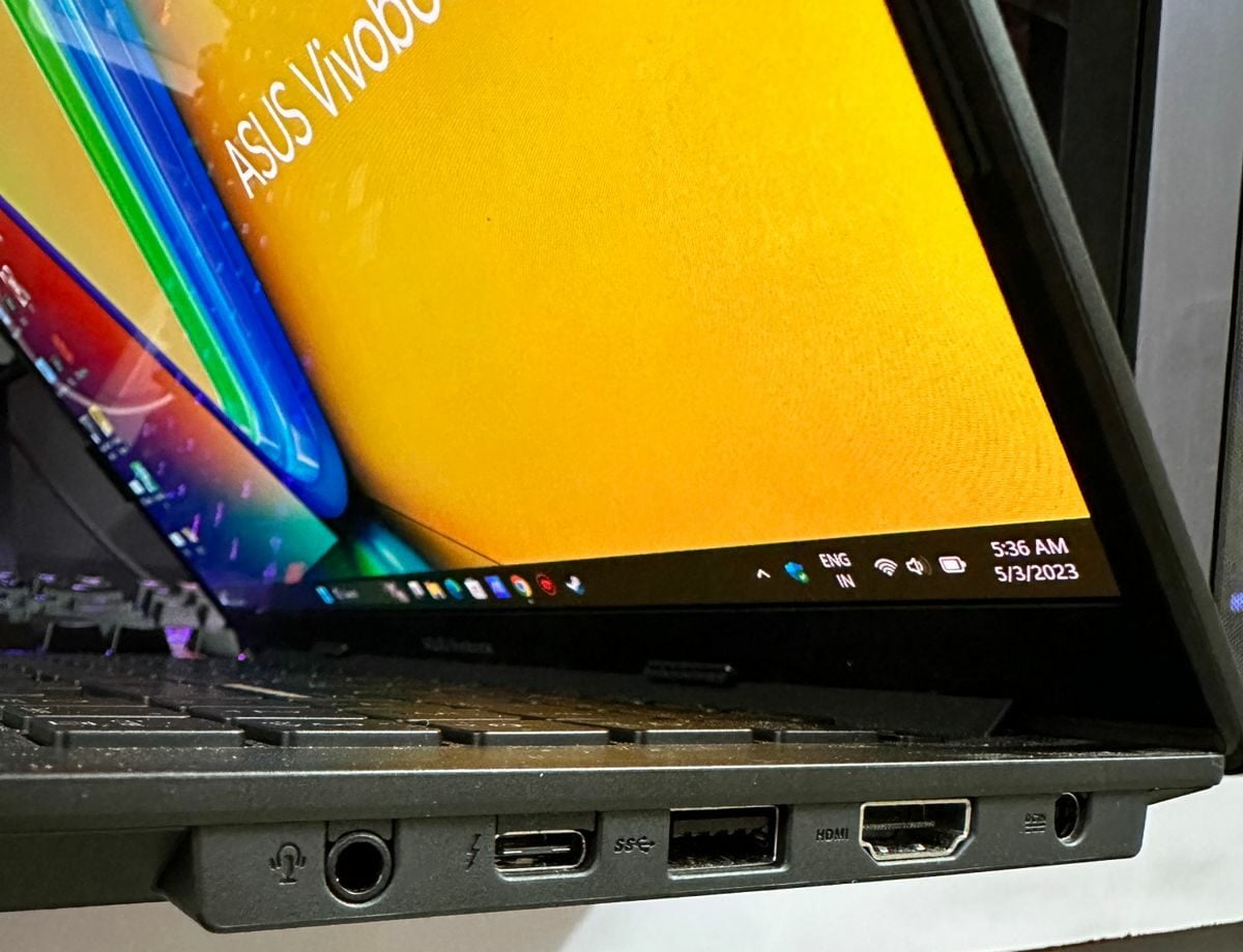 reseña asus vivobook s15 oled: puertos io a la derecha