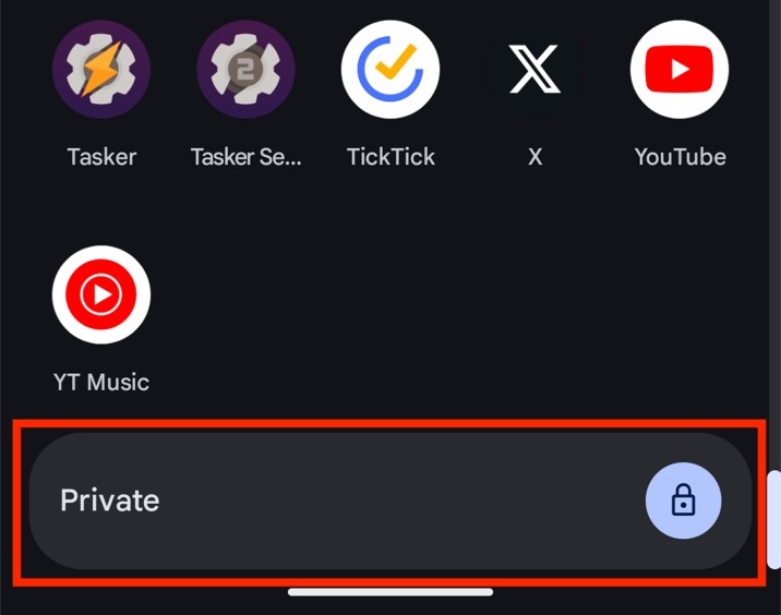 accéder à l'espace privé en utilisant l'onglet privé dans le tiroir d'applications sur un téléphone pixel.