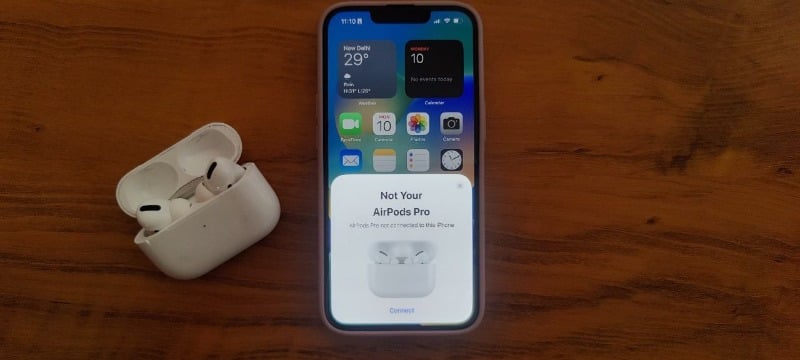 AirPodsの蓋を開ける