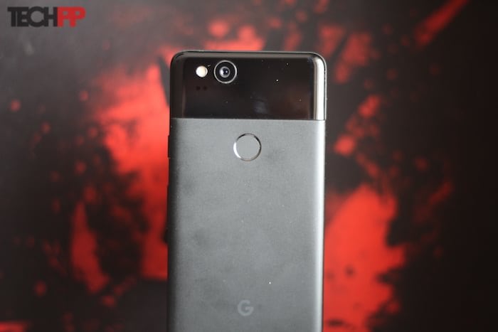 Critique du Google Pixel 2 : essentiellement parfait - google pixel2 main