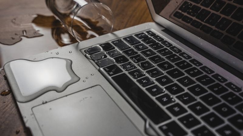 água derramada no macbook