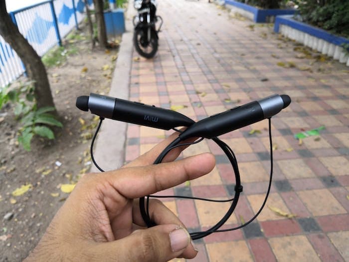 critique des écouteurs bluetooth mivi collar - compartiment des écouteurs mivi