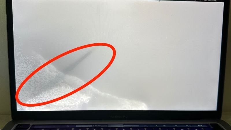 tela do macbook com sinais de danos causados pela água
