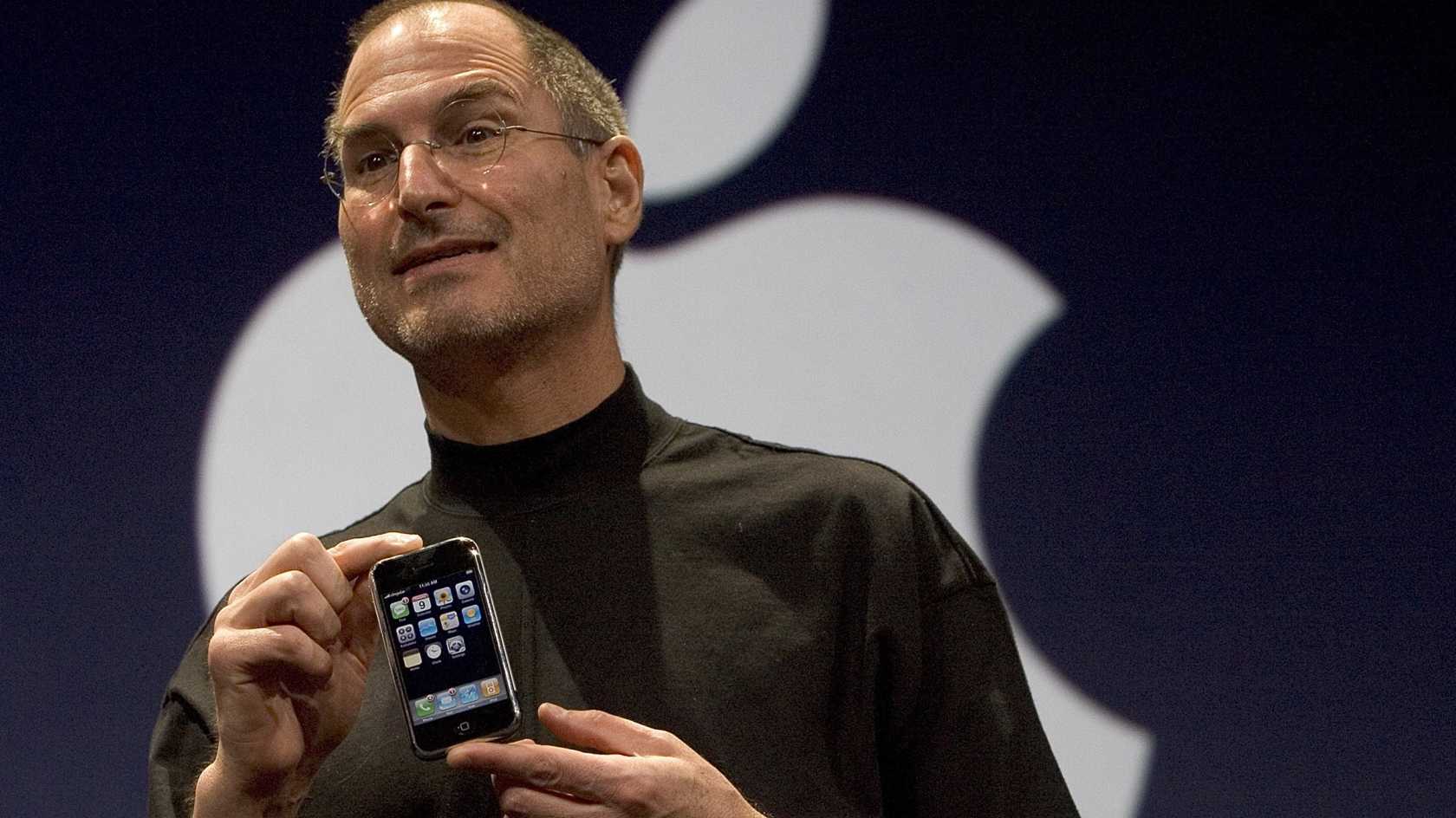 steve-jobs-introduces-iphone