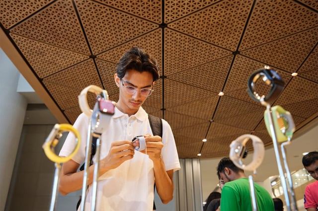 l'apple store: qualche dollaro in più? amore in realtà! - apple bkc mumbai india giorno di apertura cliente con apple watch serie 8