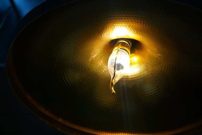 nous avons pris des photos d'une ampoule avec un iphone et un sony a6000... et vous ne croirez pas les résultats ! - sonymacro 1