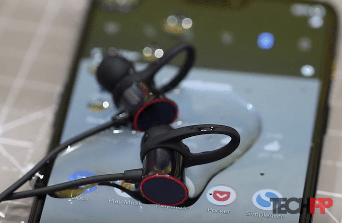 critique des oneplus bullets wireless : un homme à tout faire, maître de certains - oneplus bullets wireless test d'eau