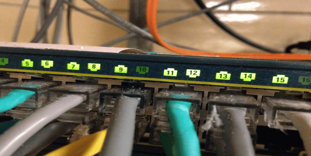 テクノロジーに精通した囚人たちが天井にコンピュータを作り隠し、刑務所のネットワークをハッキングした
