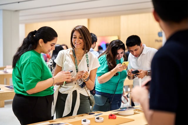 l'apple store: qualche dollaro in più? amore in realtà! - apple saket delhi india giorno di apertura cliente che prova apple watch