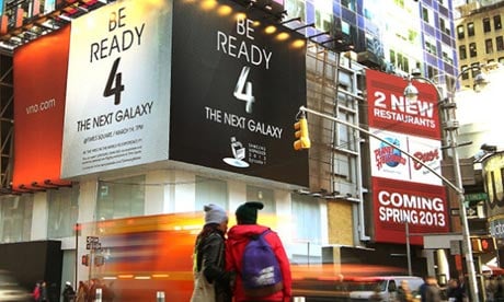 panneaux publicitaires samsung à times square new york avant le lancement du nouveau samsung galaxy s4