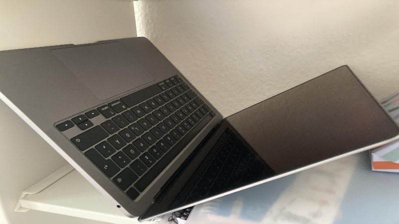 macbook deixado aberto