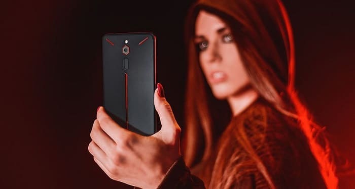 Il nuovo smartphone da gioco Red Magic di ZTE Nubia ha ciò che i giochi vogliono davvero — una striscia LED personalizzabile - nubia red magic 2