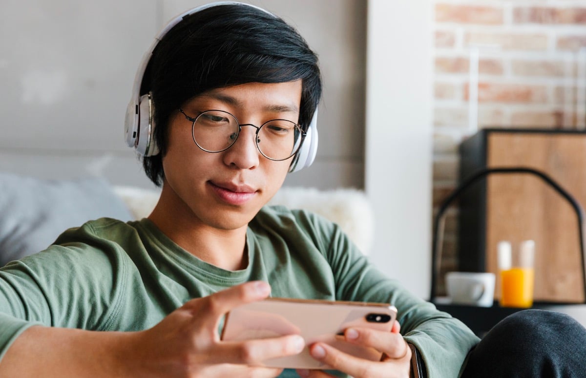 utilisateur de smartphone avec des écouteurs sans fil