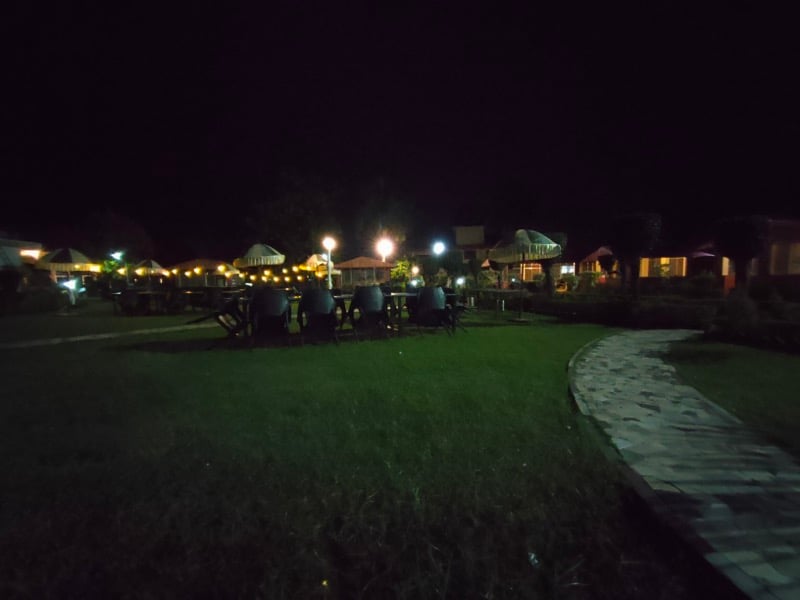 foto ultrawide del gt neo 3t de noche