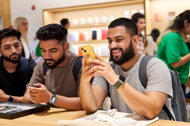 l'apple store: qualche dollaro in più? amore in realtà! - apple saket delhi india giorno di apertura cliente con iphone 14