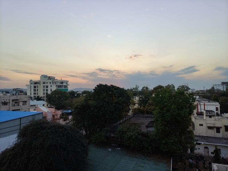 Abendaufnahme mit der Hauptkamera des Realme 12 Pro+.