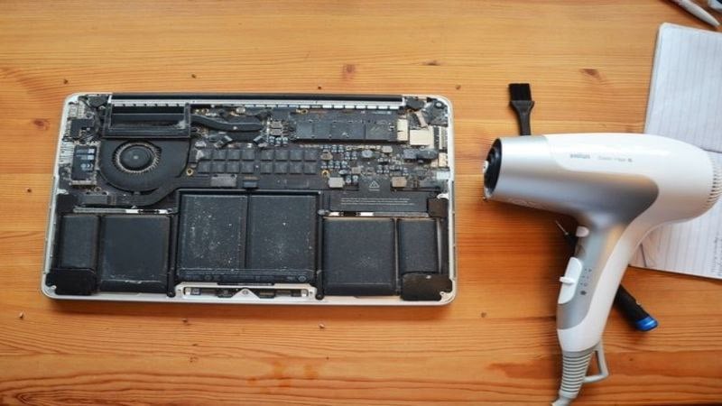 macbook seco usando um secador de cabelo