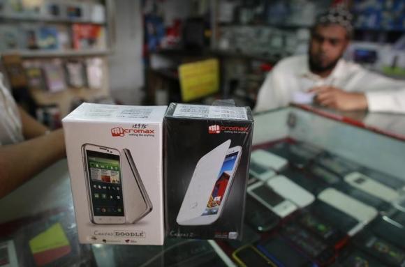 I telefoni mobili Micromax sono esposti in un negozio di telefonia a Mumbai