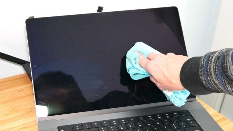 limpe seu macbook usando um pano de microfibra