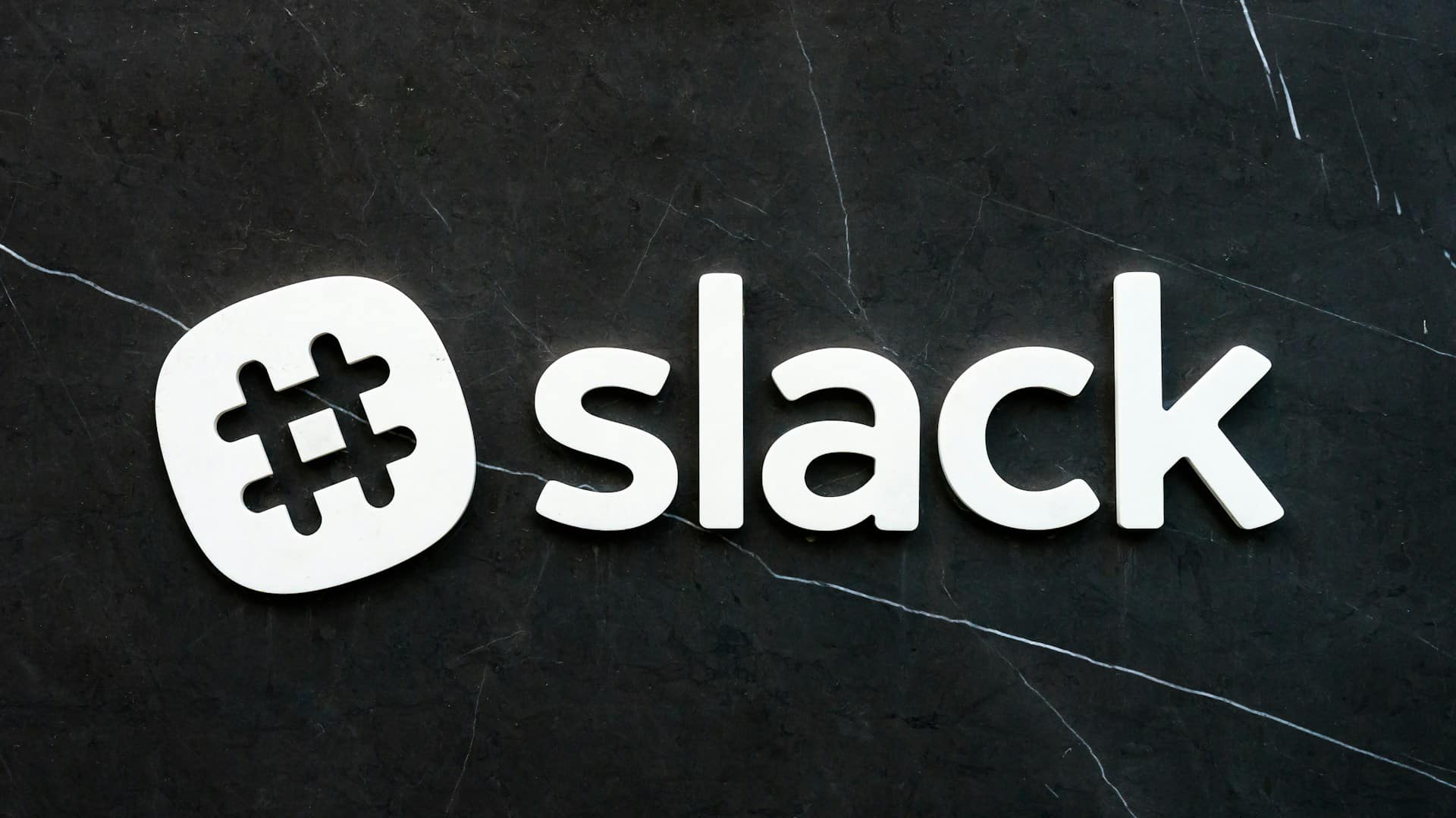 insegna slack su un vecchio muro