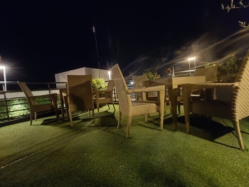 brilho estranho da lente do realme 11 pro+