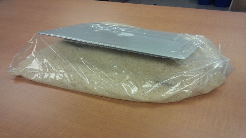 macbook em um saco de arroz