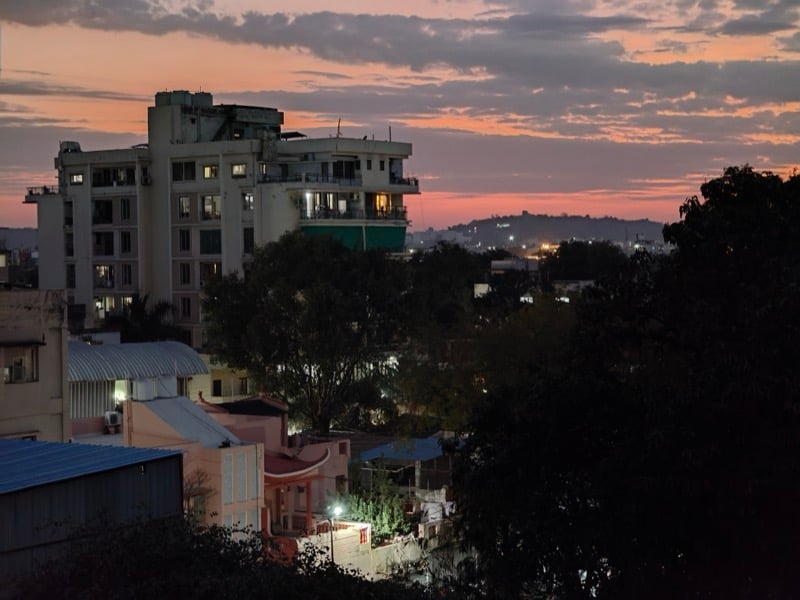 photos du soir et de nuit de la caméra principale utilisant le mode nuit.