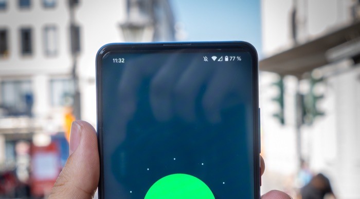смартфон с умеренным зарядом батареи